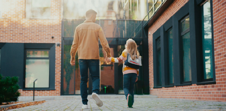 Padre con niño en el cole